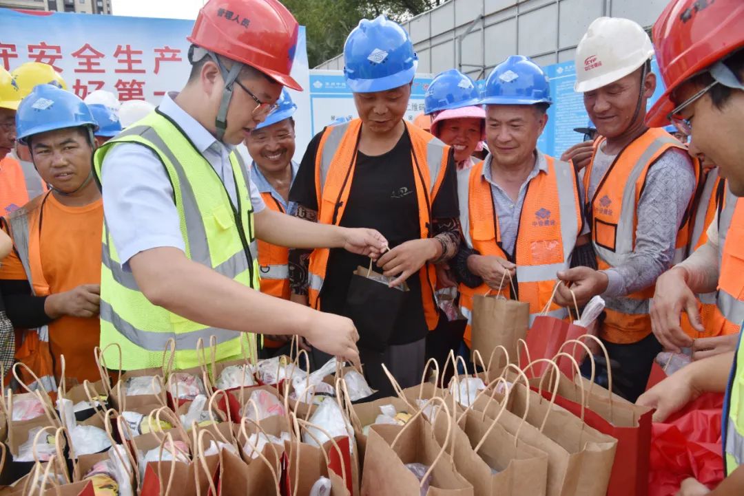 戰(zhàn)高溫搶進度 凝心聚力鼓干勁 ｜集團公司開展夏送清涼慰問活動